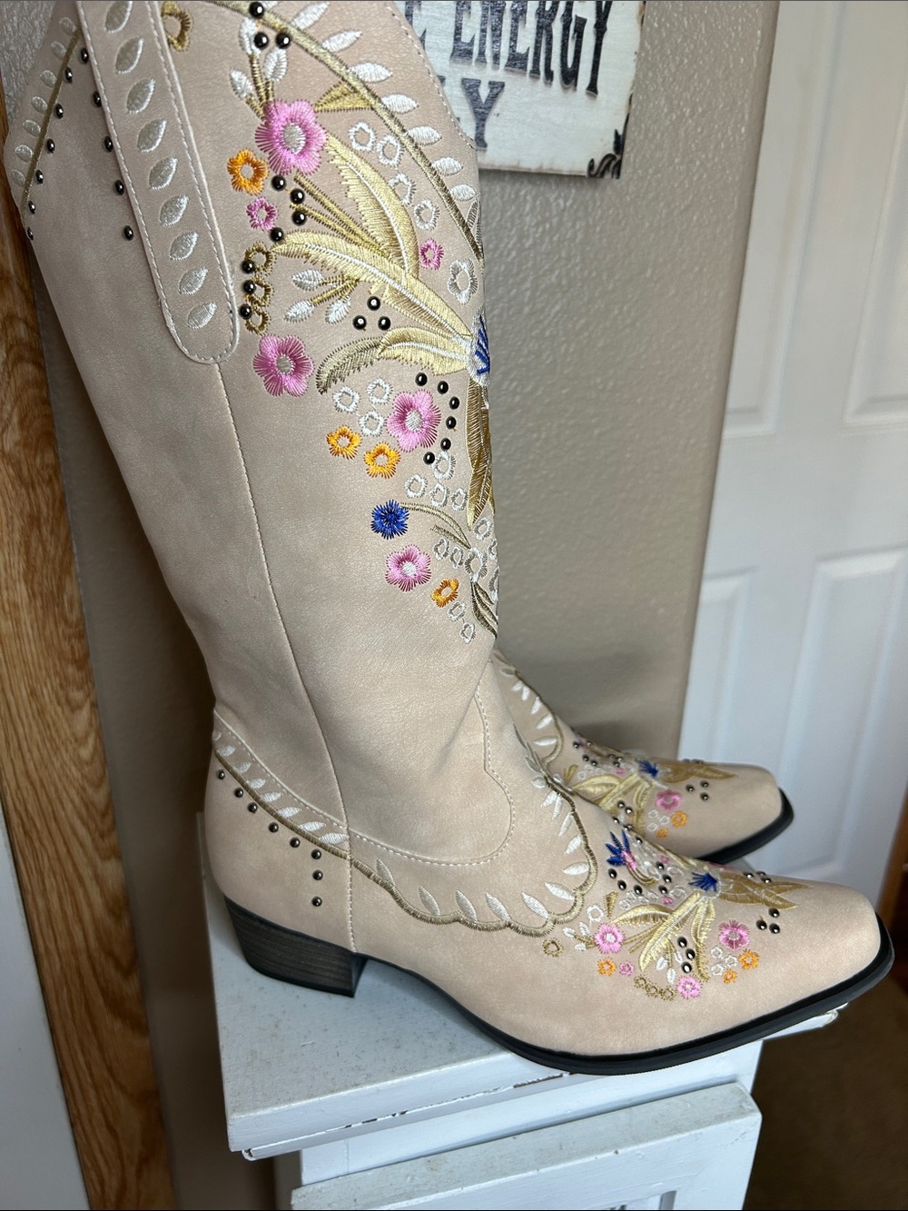WESTERN Beige Floral Embroidered Heeled Boots - Picture 5 of 7